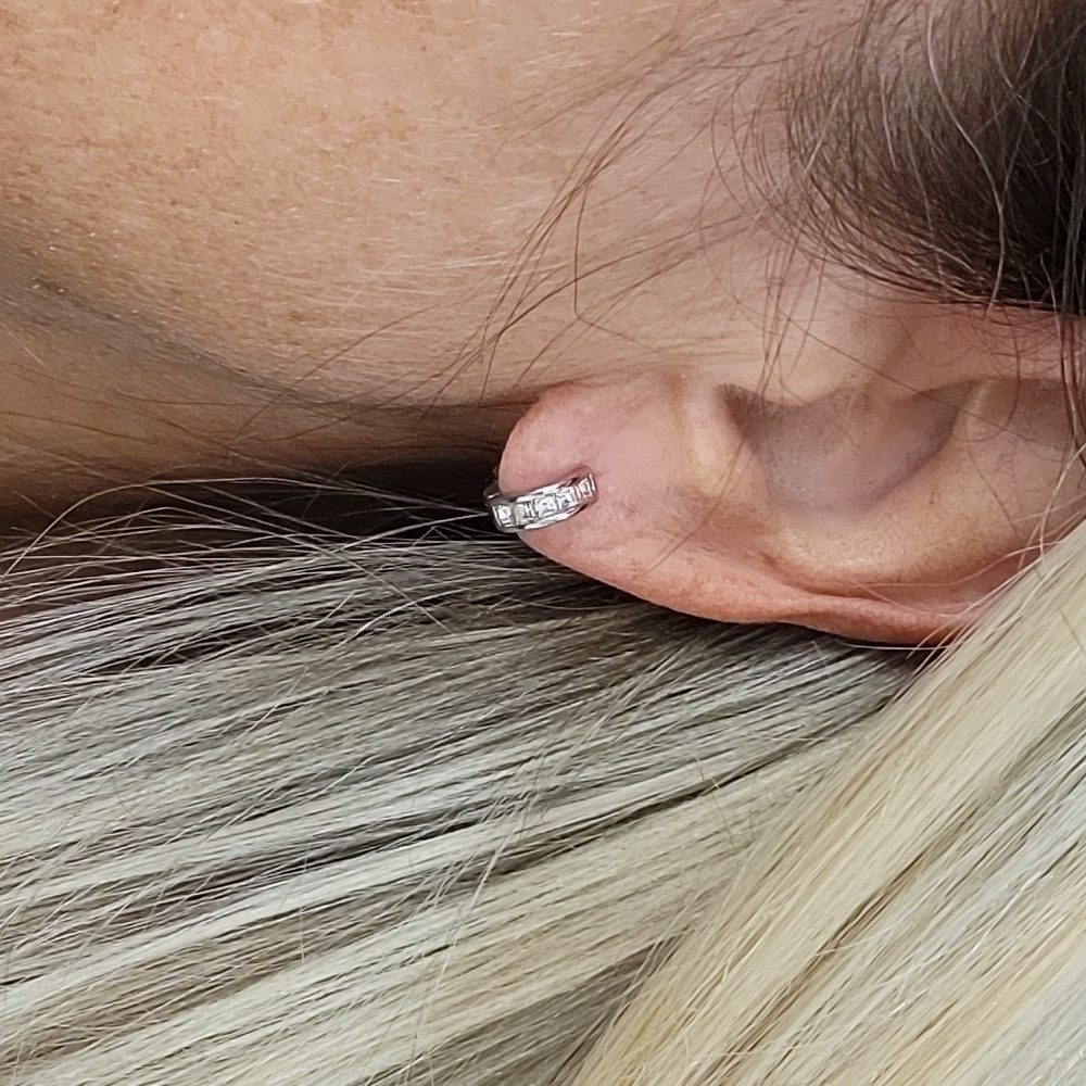 DAINTY SPARKLE HINGED HUGGIES